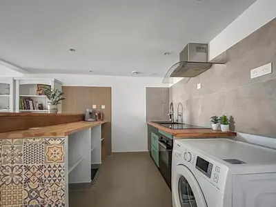 a kitchen with a washer and dryer in it at Appartement spacieux & vue imprenable in Saint-Laurent-du-Var