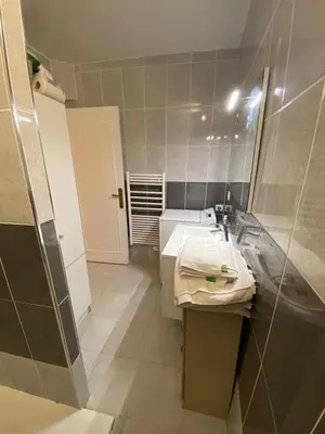 a bathroom with a sink and a shower with a mirror at T2 Proche plage - Centre cagnes sur mer in Cagnes-sur-Mer