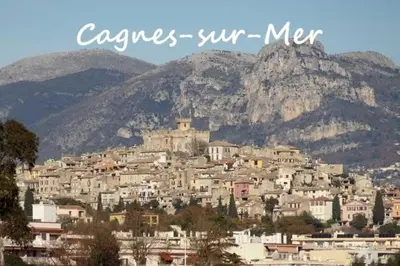 a town on a hill with mountains in the background at T2 Proche plage - Centre cagnes sur mer in Cagnes-sur-Mer