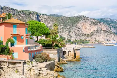 a bedroom with a bed and a large window at Magnifique T3 wifi, garage et climatisation à 5 min de la plage in Beaulieu-sur-Mer