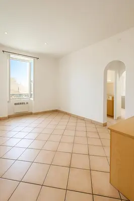 an empty room with white walls and a tiled floor at Grand studio dans le centre ville de Nice in Nice