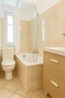a bathroom with a toilet and a tub and a sink at Grand studio dans le centre ville de Nice in Nice