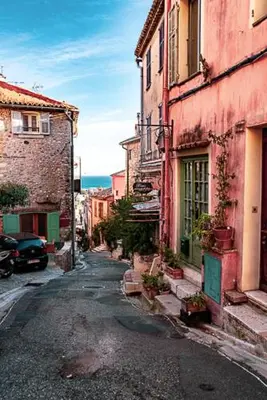 an empty street in an old town with buildings at appartement maison de village in Cagnes-sur-Mer