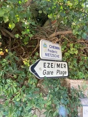 a street sign that reads ez meyer care place at Appartement Eze Village proche Monaco fabuleuse vue mer et vieux village in Èze