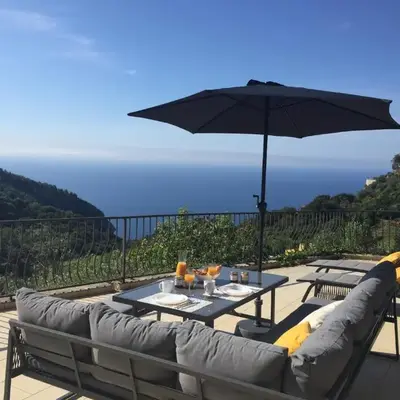 Appartement Eze Village proche Monaco fabuleuse vue mer et vieux village