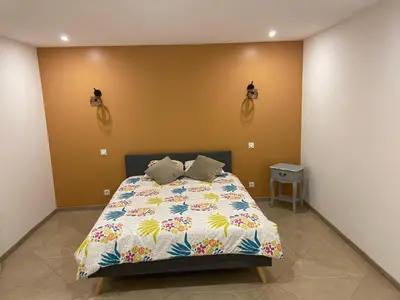 a bedroom with a bed with two cats on the wall at Appartement T3 dans une villa au calme in Drap