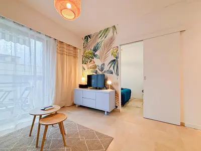 a room with a television and a table and a chair at Plage, Promenade & confort - Wifi, AC, 4 pers in Nice
