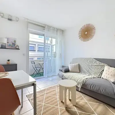 Studio calme avec balcon proche du port de Nice