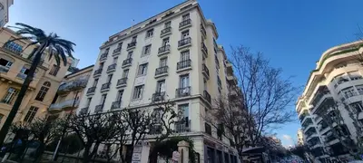 a large white building on a city street at Très joli 2 pièces à côté de l'AC Hotel Marriott Nice in Nice