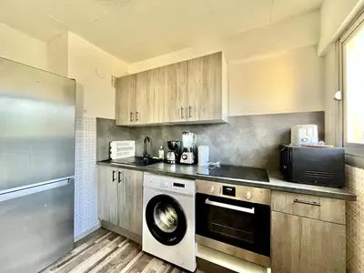 a kitchen with a washing machine and a microwave at Spacious 2P Terrace with sea view in Nice