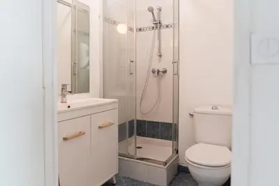 a bathroom with a shower and a toilet and a sink at Studio équipé dans une résidence avec piscine à 10mn du centre ville in Nice