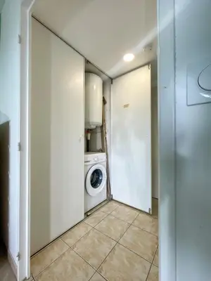 a laundry room with a washer and a washing machine at Studio équipé dans une résidence avec piscine à 10mn du centre ville in Nice