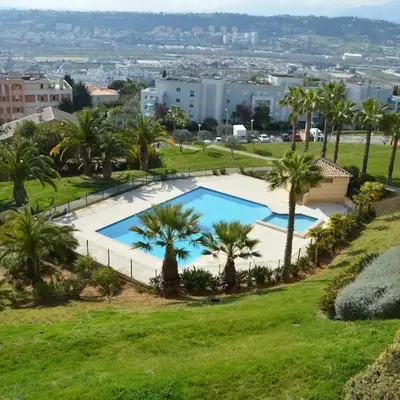 Studio équipé dans une résidence avec piscine à 10mn du centre ville