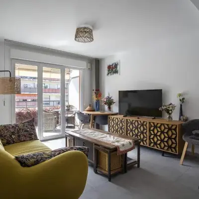 Air-conditioned apartment near Libération district