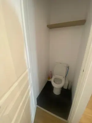 a small bathroom with a toilet in a room at Appartement de 4 chambres proche plage, tram et aeroport in Nice