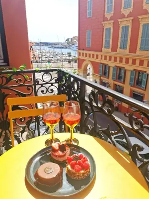 a table with a cake and two glasses of wine at Tribord Holiday House in Nice