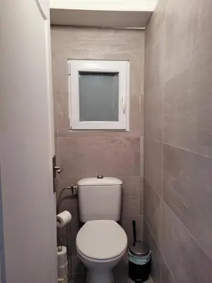 a small bathroom with a toilet and a window at Séjour chic proche de la mer in Nice