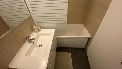 a bathroom with a sink and a bath tub at Appartement proche plage, aéroport, tram in Nice