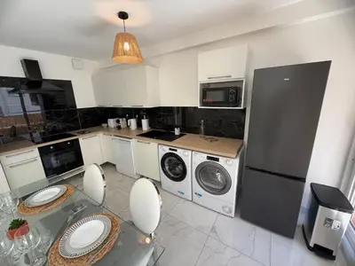 a kitchen with a washing machine and a washer and dryer at Magnifique 3 pièces à 100m de la mer in Nice