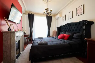 a kitchen with a sink and a microwave at Suite romantique - Carré d'Or Nice proche de la mer in Nice