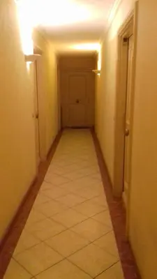 an empty hallway with a hallwayngthngthngthngthngthngthngthngthngthngth at Studio 200m mer et promenade des anglais in Nice