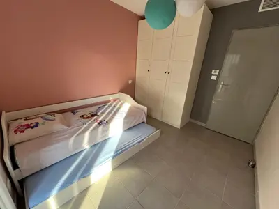 a bedroom with a bed with a blue balloon on the wall at 3 pièces central au pied de la promenade du paillon in Nice
