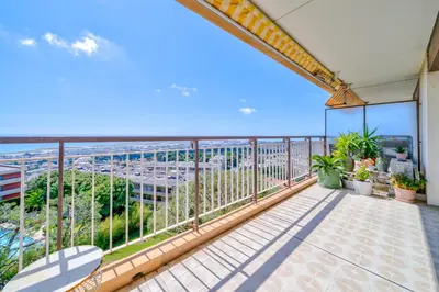 a balcony with a view of the ocean at Studio Vue mer Parking Clim in Nice