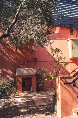 a small dog house in front of a red wall at Sublime villa d'architecte, piscine et parking in Nice