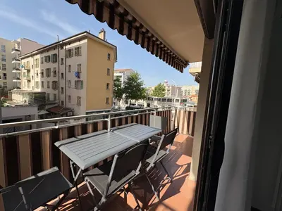 a table and chairs on a balcony with a view at Spacieux 4P familial renové in Nice