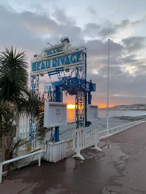 a lifeguard tower on the beach near the ocean at Lumineux Studio dernier étage avec terrasse, proche mer in Nice