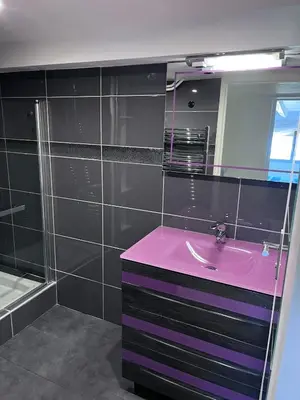 a bathroom with a pink sink and a mirror at duplex en bord de mer in Cagnes-sur-Mer