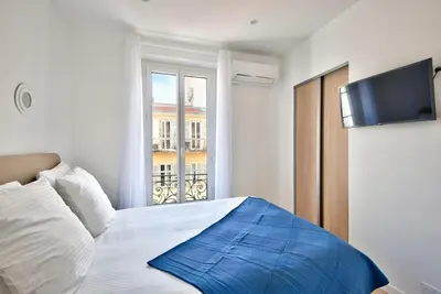 a bedroom with a bed and a window at Appartement Cosy centre Nice in Nice