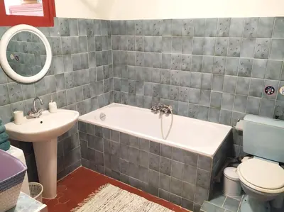 a bathroom with a tub and a toilet and a sink at Appartement à deux pas de la plage in Nice
