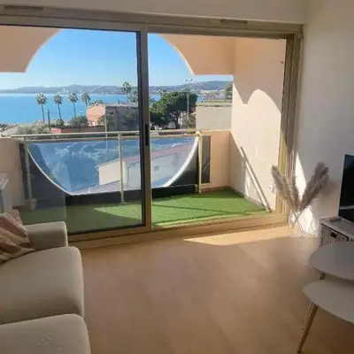 Sea View Apartment 50 m to Beach FREE Parking