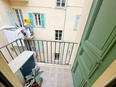 an entrance to a building with a green door at RF107 - Moderne 3P Nice Port Place du Pin in Nice