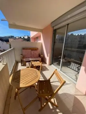 a balcony with a table and chairs on a balcony at Studio cosy proche de la mer in Nice