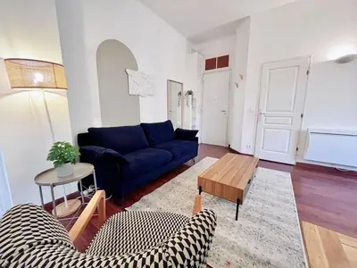 a living room with a blue couch and a table at RF109 - Spacieux 4P au cœur de Nice in Nice