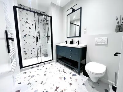 a bathroom with a shower and a toilet and a sink at RF101- Magnifique 3 pièces centre Nice in Nice