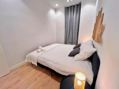 a small bedroom with a bed in a room at RF102 - Magnifique et spacieux 3 pièces in Nice