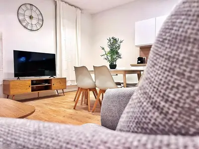 a living room with a tv and a table and chairs at RF102 - Magnifique et spacieux 3 pièces in Nice