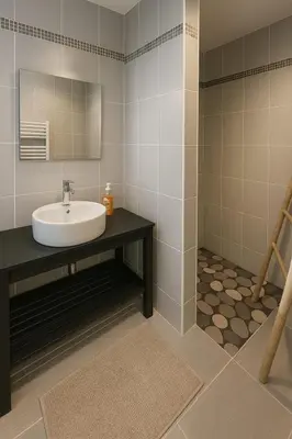 a bathroom with a sink and a mirror at Charmant appartement 3 grandes chambres au coeur de Nice au calme absolu in Nice