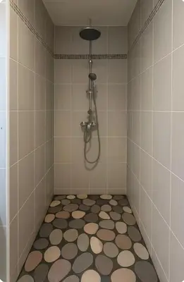 a bathroom with a shower and a tiled floor at Charmant appartement 3 grandes chambres au coeur de Nice au calme absolu in Nice
