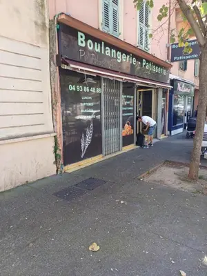 a store front of a motorcycle dealership with a cart in front at Charmant T2 proche tramway et plages in Nice