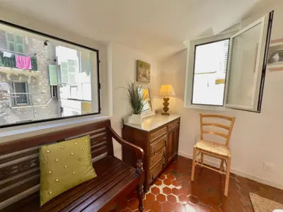 a room with a bench and a desk and a window at Ze Perfect Place - Authentique & Calme - 1 CHB in Nice