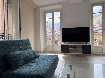 a living room with a couch and a flat screen tv at Beau 4 pièces - hyper centre 8 couchages in Nice