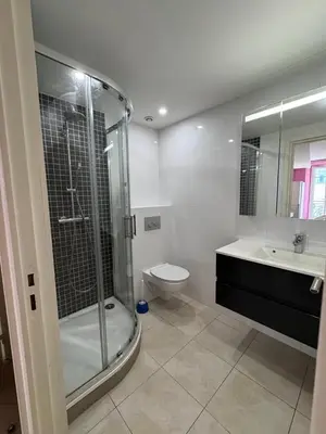 a bathroom with a shower and a toilet and a sink at Beau 4 pièces - hyper centre 8 couchages in Nice
