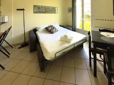 a small bedroom with a bed with towels on it at Depoilly 3 Pers Centrale WiFi in Nice