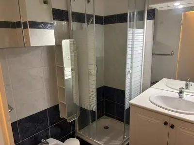 a bathroom with a shower and a sink at Studio Calif, face tram proche Mer in Nice