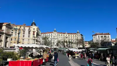 a group of people walking around a market in a city at Studio Proche Tram accès Centre Ville Plage in Nice