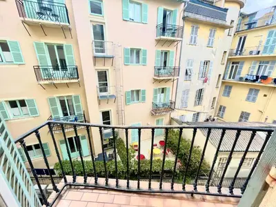 an apartment balcony with a view of a building at Studio calme et central avec clim in Nice